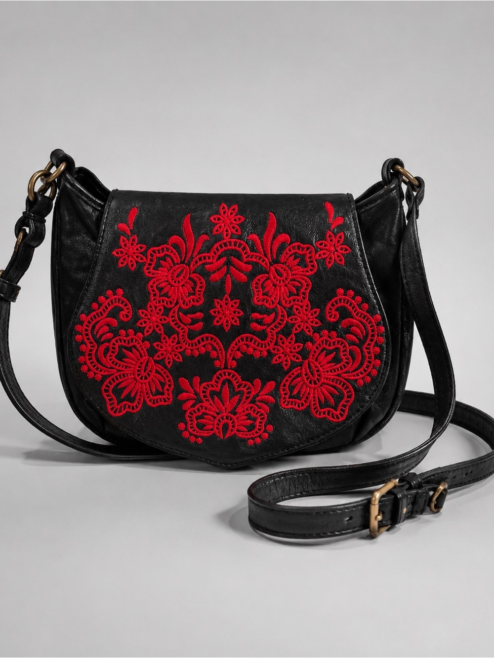 Vintage Isabella Fiore Black Leather Crossbody Bag Red Embroidery Y2K Boho